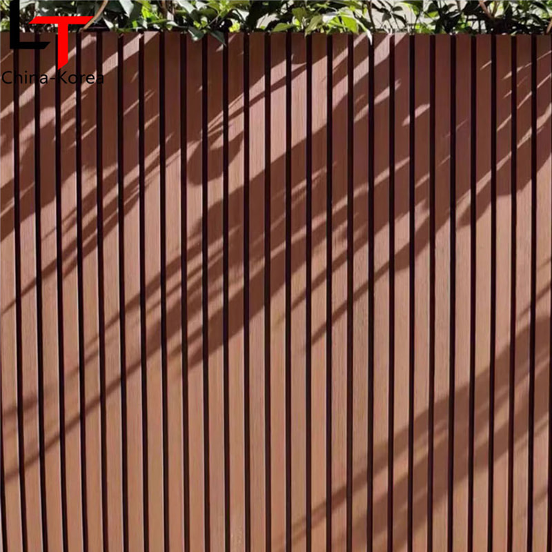 Drvena tekstura i crni uzorak Vanjske zidne obloge od letvica Vanjski ukrasni kućni sporedni kolosijeci Wpc Rebrasti vanjski zidni paneli